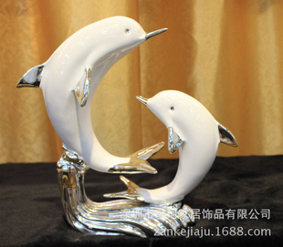 匠心工艺，灵动空间——树脂电镀海豚心摆件与工艺扇的装饰艺术